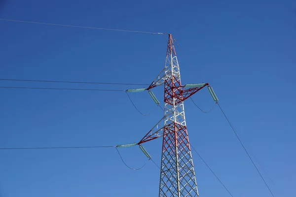 Hoog-voltage hoogspanningslijnen. elektriciteitsdistributie. hoogspanning elektrische transmissie toren — Stockfoto