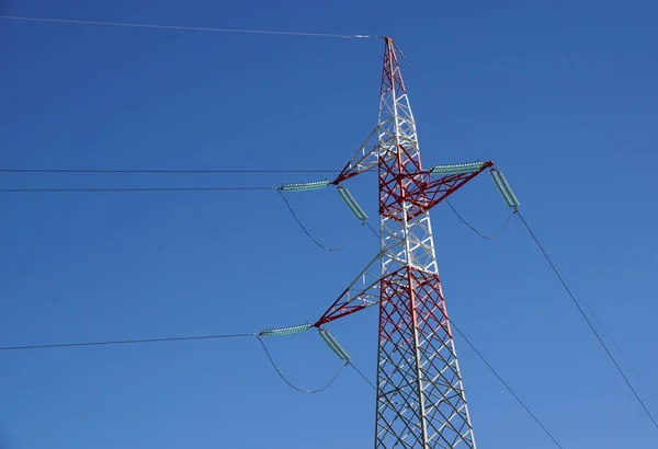 Hoog-voltage hoogspanningslijnen. elektriciteitsdistributie. hoogspanning elektrische transmissie toren — Stockfoto