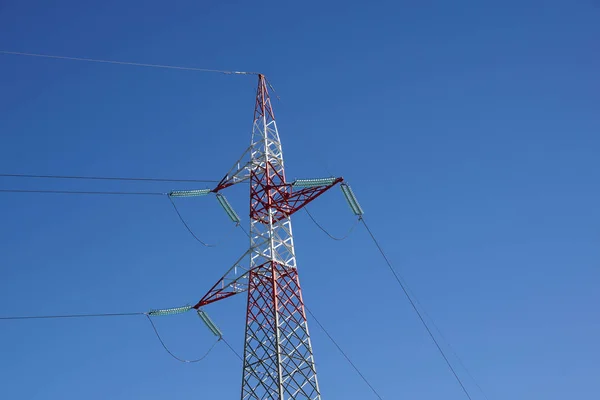 Hoog-voltage hoogspanningslijnen. elektriciteitsdistributie. hoogspanning elektrische transmissie toren — Stockfoto
