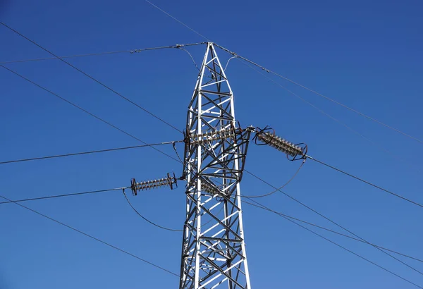 Высоковольтные линии электропередач. распределение электроэнергии. башня электропередачи высокого напряжения — стоковое фото