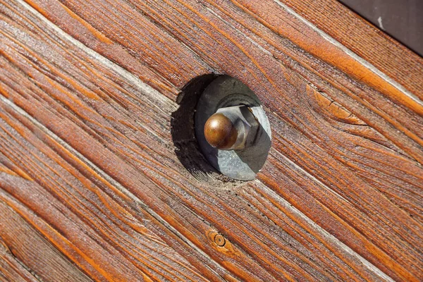 Close up de cabeça de parafuso enferrujado velho em feixe de madeira rústico — Fotografia de Stock