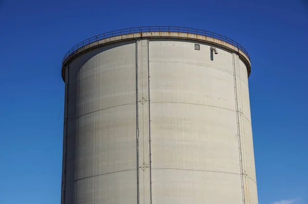 Viejos silos de cemento y fondo azul del cielo — Foto de Stock