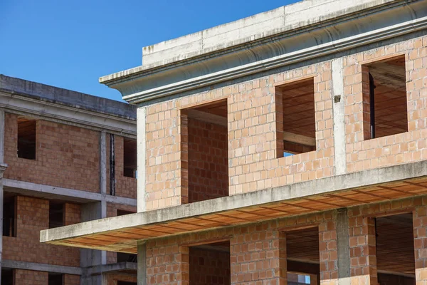 Local de construção com casa em construção — Fotografia de Stock