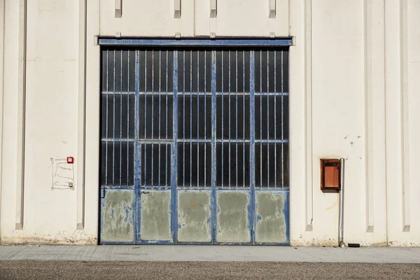 Грузовые ворота промышленного склада. Промышленная дверь. Вид на одни ворота фасада большого склада. Вид спереди — стоковое фото