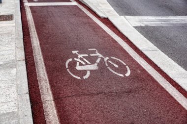 Yürüyüş yolu ve bisiklet lane asfalt yol yüzeyi işaretleri