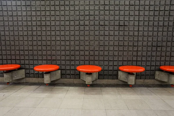 Lege stoelen op het metrostation — Stockfoto