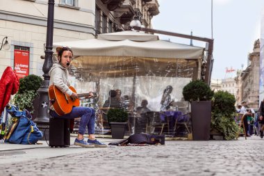 Milan, İtalya - Ocak 19: bir müzisyen yoldan geçenler tarafından bir müzikal performans eğlendirir. Bu etkinlik tüm şehir merkezlerinde yaygın