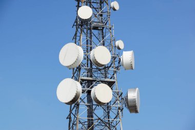 Cep telefonu iletişim anten Kulesi mavi gökyüzü arka plan, telekomünikasyon kule üzerinde uydu çanağı ile