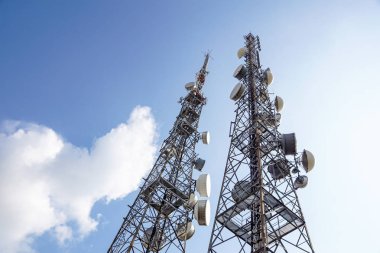 Telekomünikasyon direk Tv anten kablosuz teknolojisinin mavi gökyüzü ile sabah