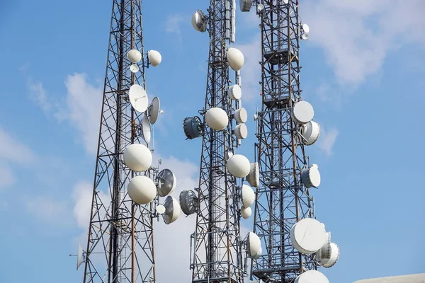 Tour d'antenne de communication de téléphone portable avec antenne parabolique sur fond bleu ciel, Tour de télécommunication — Photo