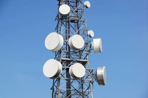 Κινητό τηλέφωνο επικοινωνίας πύργο κεραιών με δορυφορικό πιάτο σε φόντο μπλε του ουρανού, Πύργος τηλεπικοινωνιών — Φωτογραφία Αρχείου