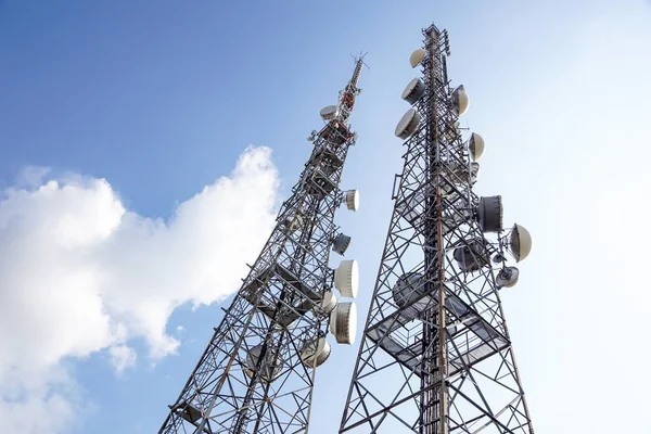 Telecommunication mast TV-antenner trådlös teknik med blå himmel på morgonen — Stockfoto