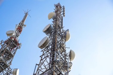 Cep telefonu anten veya Gsm ve Umts cep telefonu iletişimleri için kullanılan anten Kulesi