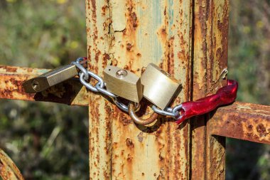 Metal kilitli zincir, yakın kadar asma kilit