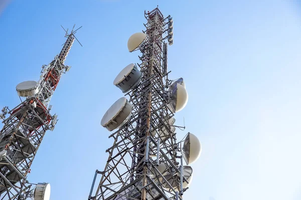 Mobiltelefon antenn eller antenn torn används för Gsm och Umts mobiltelefon överföringar — Stockfoto