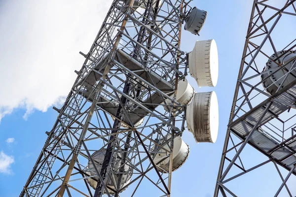 Κεραία κινητής τηλεφωνίας ή εναέρια Πύργος χρησιμοποιείται για μεταδόσεις κινητό τηλέφωνο Gsm και Umts — Φωτογραφία Αρχείου