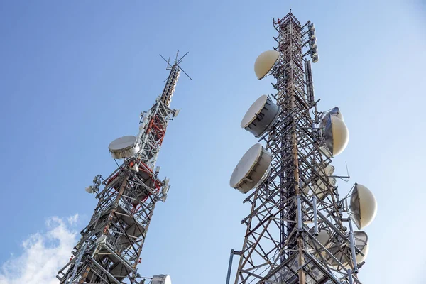 Antenna cellulare o torre aerea utilizzata per le trasmissioni di telefoni cellulari GSM e UMTS — Foto Stock