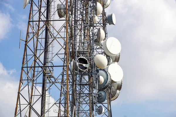 Mât de télécommunication Antennes TV technologie sans fil avec ciel bleu le matin — Photo