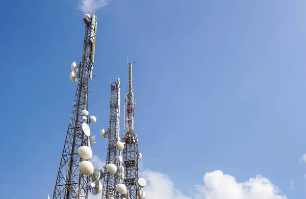 Mât de télécommunication Antennes TV technologie sans fil avec ciel bleu le matin — Photo