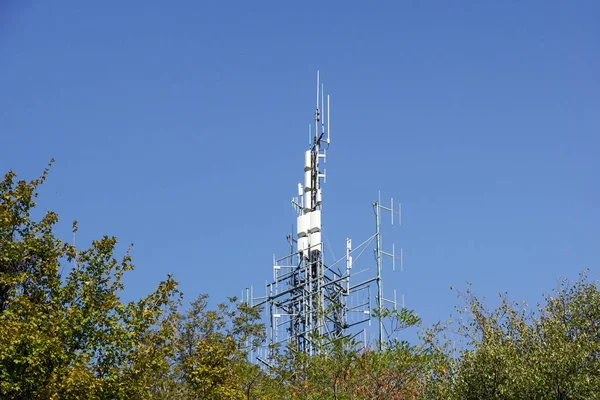 Um monte de antenas na torre no topo da colina  . — Fotografia de Stock