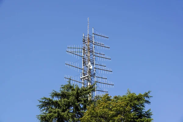 Банда антенн на башне на вершине холма  . — стоковое фото