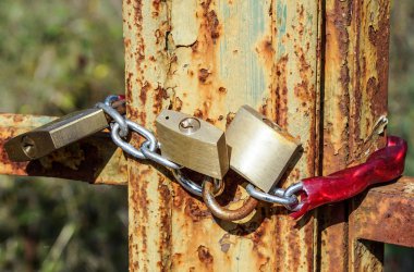 Metal kilitli zincir, yakın kadar asma kilit