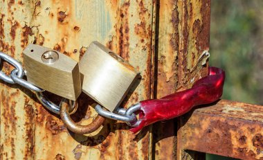 Metal kilitli zincir, yakın kadar asma kilit