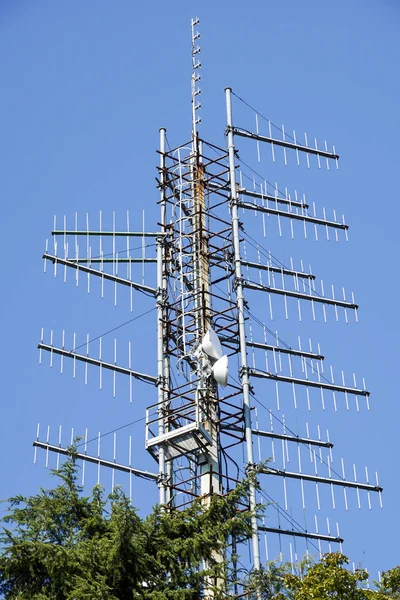 Bande d'antennes sur la tour au sommet de la colline  . — Photo