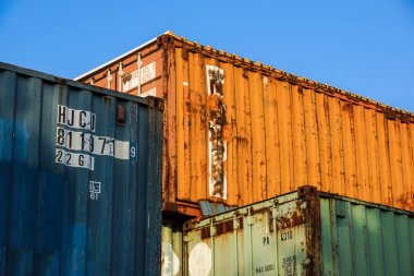 Milan, İtalya - Mart, 19, 2018: kargo konteyner liman yığılmış. Konteyner liman veya terminal. Nakliye, nakliye, teslimat, lojistik, mal. Depolama, ambar, ticaret, gümrük.