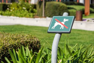 Köpek çim alanı oturum açma izin yok