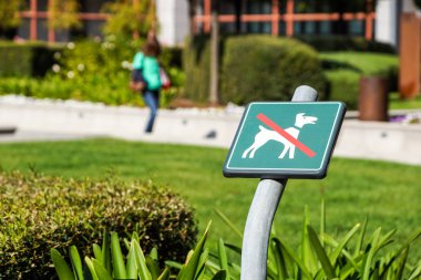 Köpek çim alanı oturum açma izin yok