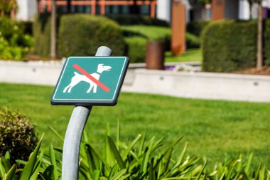 Köpek çim alanı oturum açma izin yok