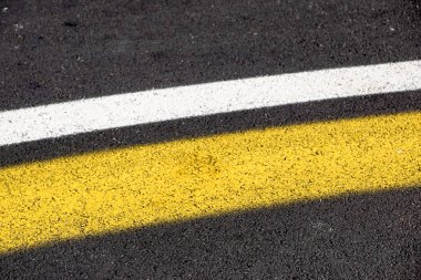 Asfalt yol doku ile sarı ve beyaz çizgi şeritler