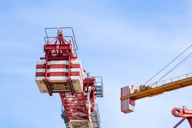 koyu mavi gökyüzü kaldırma Vinci.