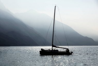 Gün batımı ışık su yüzeyinde tekne uyku modundan çıkarma. Göl Manzaralı