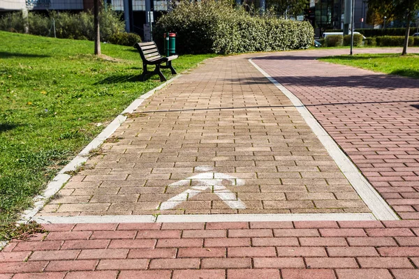 Πινακίδα με τα πόδια, διάδρομος λωρίδα στο αστικό πάρκο — Φωτογραφία Αρχείου