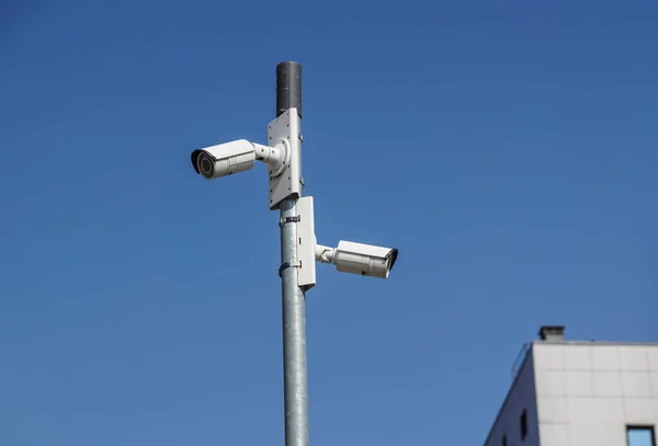 Caméra de surveillance de sécurité dans un immeuble de bureaux — Photo