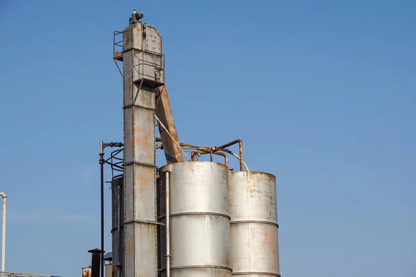 Vieux silo de fer rustique à l'ancienne ferme industrielle — Photo