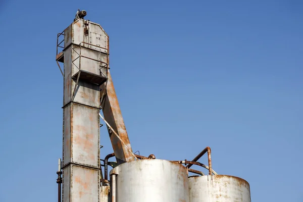 Vecchio silo di ferro rustico nella vecchia fattoria industriale — Foto Stock