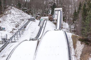Slovanya 'da mavi gökyüzüne karşı yeni bir kayak sıçrama tahtası kompleksi.