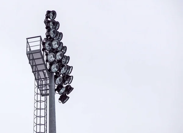 Holofotes do estádio desligados durante o dia. inverno — Fotografia de Stock