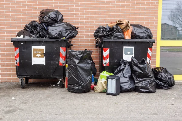 Müllcontainer voller Müll. Volle Mülltonne — Stockfoto