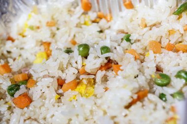 Doğu Çin pilavı. Makro görüntü. Kanton usulü kızarmış pirinç.
