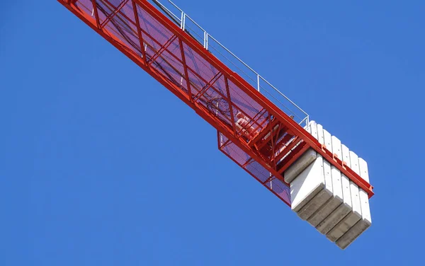 Heavy cement blocks are used as counterweights to balance a tower crane during construction on a Tower Crane Cement blocks are used as counterweights to balance a tower crane — Stock Photo, Image