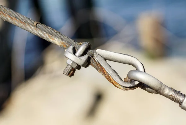 Vändskiva av rostfritt stål krok och ståltråd kabel rep anslutning band och anslutningskoncept. Koncept för tandställning och säkring. — Stockfoto