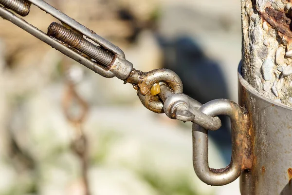 Vändskiva av rostfritt stål krok och ståltråd kabel rep anslutning band och anslutningskoncept. Koncept för tandställning och säkring. — Stockfoto