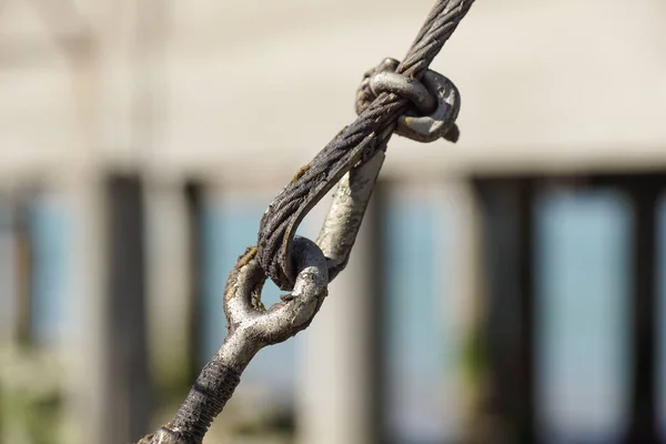 스테인 레스 스틸 터번클 훅 (stainless steel turnbuckle hook) 과 스틸 케이블 로프 연결 및 연결 개념. 견고하고 안전 한 개념. — 스톡 사진