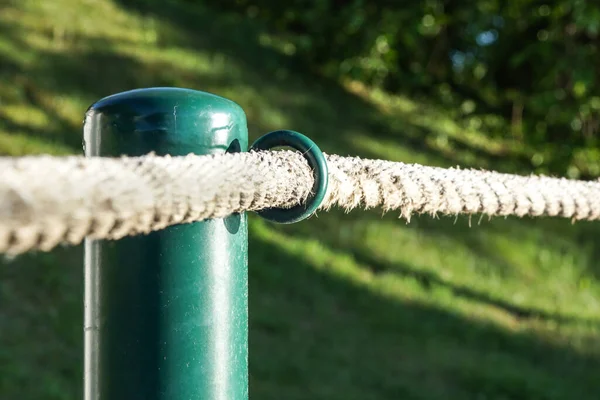 En närbild av en bräda promenad trästolpe och rep — Stockfoto