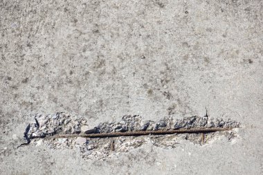 Çelik çerçeveyi görene kadar kırık beton duvar ve hasarlı.