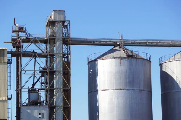 Silo de metal en hermoso paisaje con cielo azul — Foto de Stock